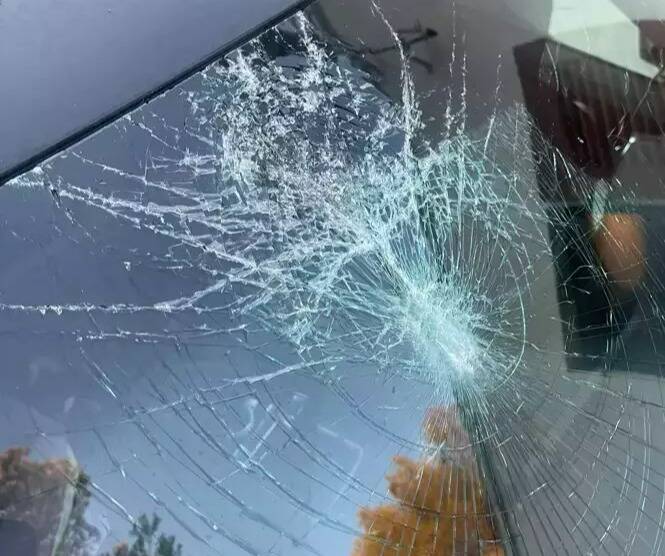 "Mon pare-brise a explosé et des bouts de verre ont volé partout": des automobilistes victimes de jets de pierre sur l'A57 dans le Var