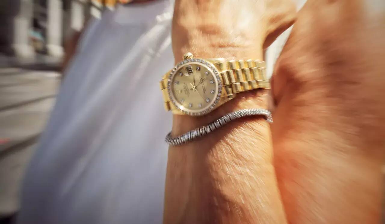 Alors qu'ils nettoyaient bénévolement un parc public, ils tombent sur une montre de luxe au milieu des déchets