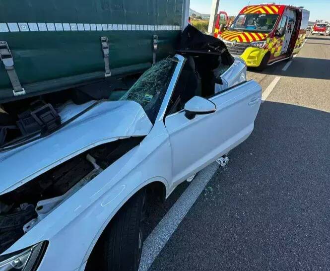 Sur l'autoroute A8, elle s'encastre dans un poids lourd et s'en sort miraculeusement indemne