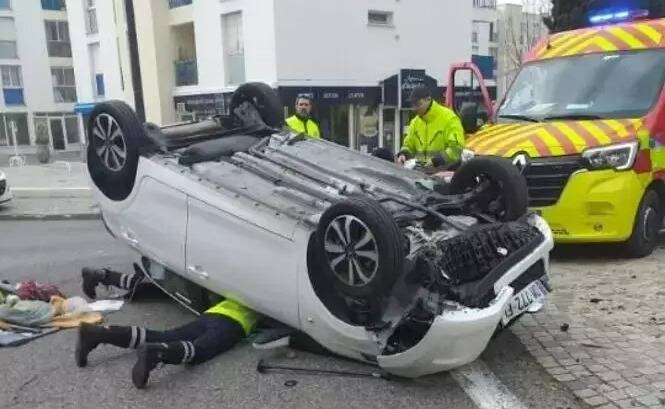 La voiture d'une conductrice de 90 ans finit sur le toit au Lavandou