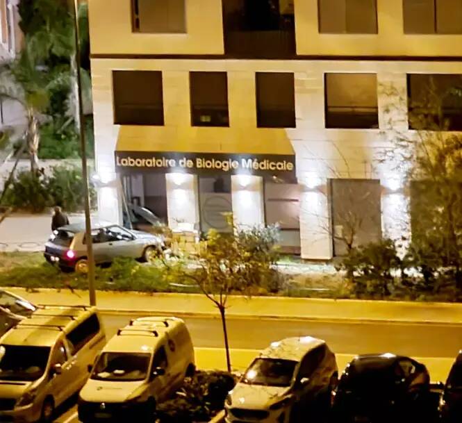 Une voiture termine sa course dans un laboratoire: spectaculaire accident la nuit dernière à Saint-Laurent-du-Var