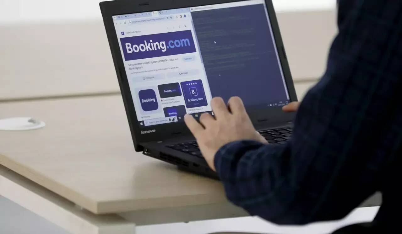 Une mine d'or pour les escrocs, le site Booking tire la sonnette d'alarme sur les arnaques aux voyages liées à l'IA