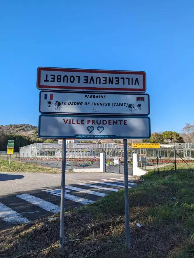 Manifestation des agriculteurs: le panneau de Villeneuve-Loubet mis à l'envers, le maire veut le garder ainsi en soutien