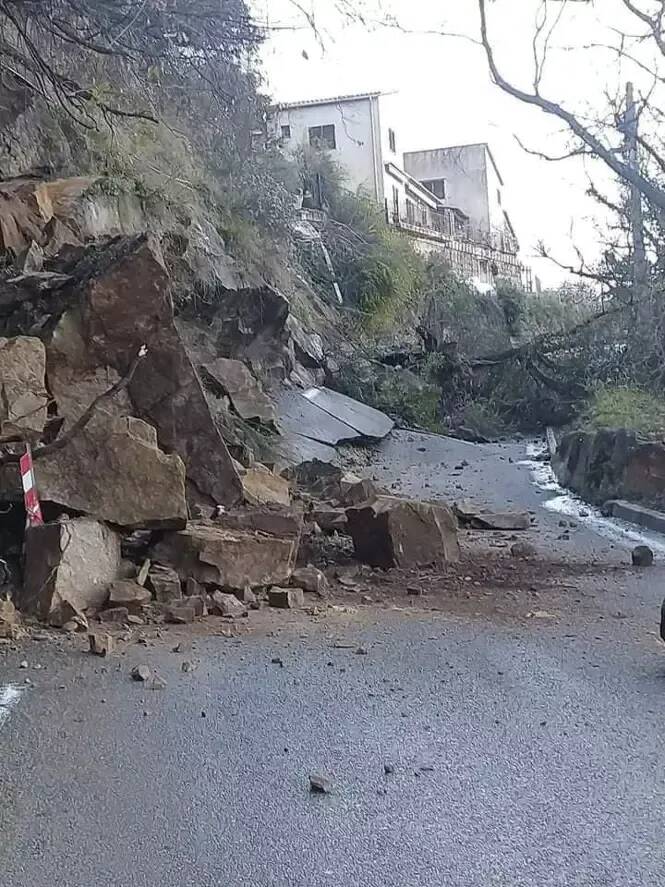 Routes coupées, véhicules ensevelis, évacuations, entraide... Les habitants de ce village du haut pays niçois isolés et "sidérés" après un éboulement
