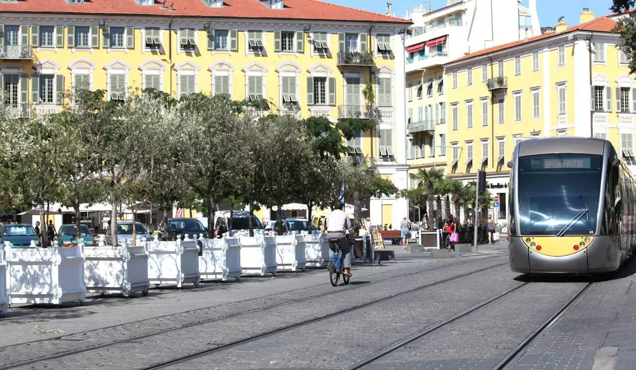 À Nice, une octogénaire pousse un homme sur les voies du tram, une enquête ouverte