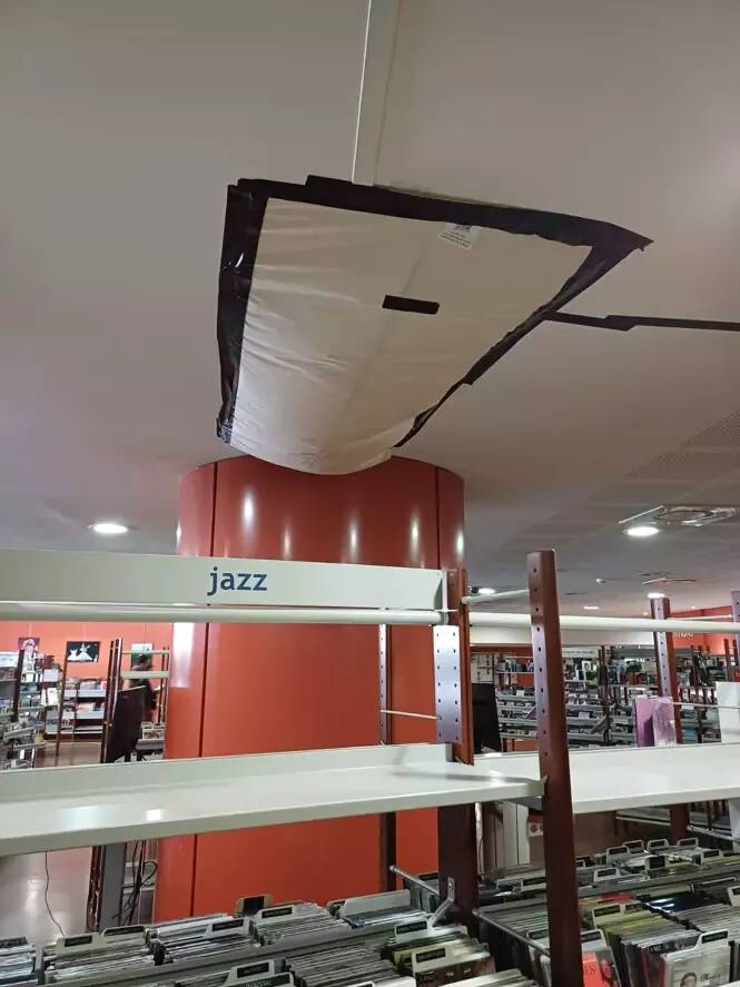 La bibliothèque Nucéra prend bien l'eau, selon des usagers, la mairie de Nice a du mal à l'admettre