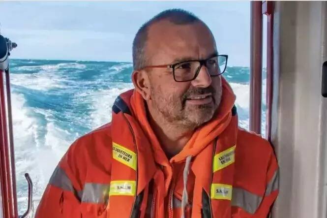 "On est dévasté et anéanti": émotion après la mort du proviseur du lycée de Six-Fours dans un accident de moto