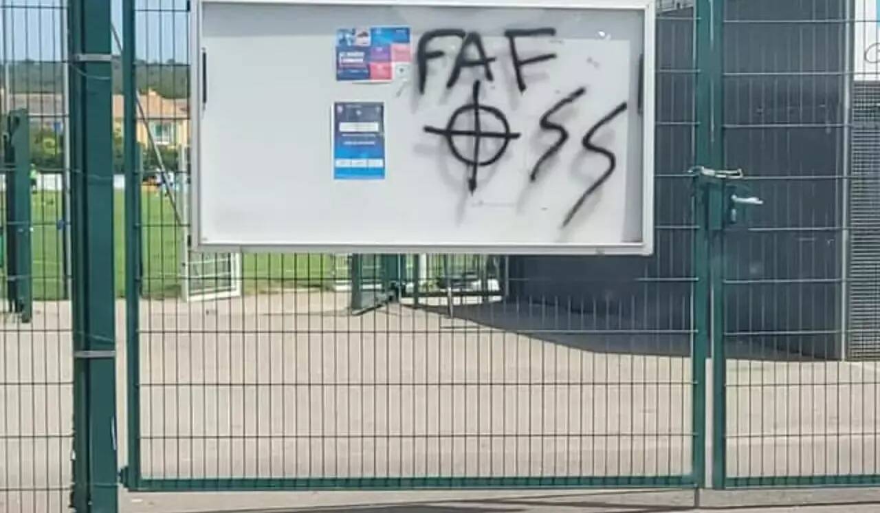 Tags d'extrême droite à Cogolin: une plainte déposée par la mairie, les images de vidéosurveillance analysées