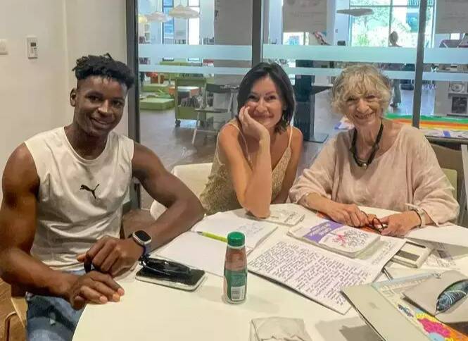 "Enseigner et transmettre, jusqu'à mon dernier souffle": cette prof azuréenne enseigne gratuitement le français aux étrangers