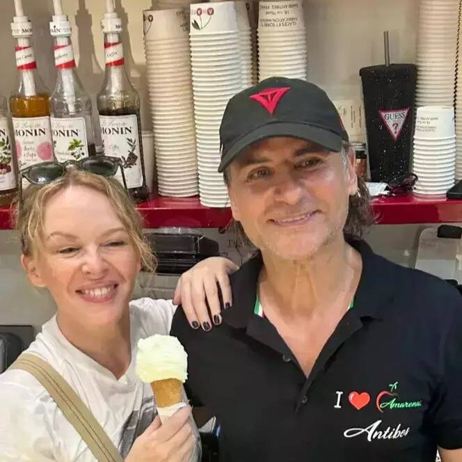 "Ce sont les meilleures": la star australienne Kylie Minogue en visite surprise chez son glacier préféré sur la Côte d'Azur
