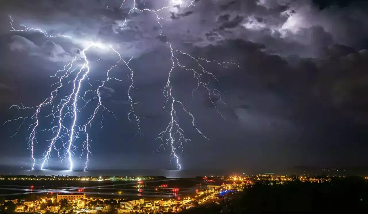 Près de 15 km de bouchons dans les deux sens de circulation sur l'A8 ce lundi matin, la Côte d'Azur balayée par les orages