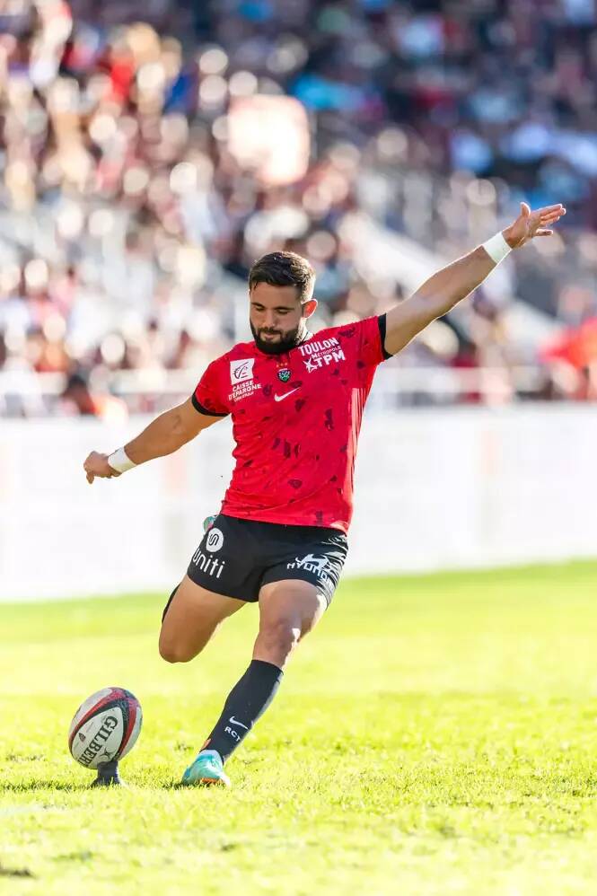 "Buter à Mayol avec ce vent, c'est très particulier": l'ouvreur du RCT Enzo Hervé revient sur son excellente prestation face aux perches contre Vannes