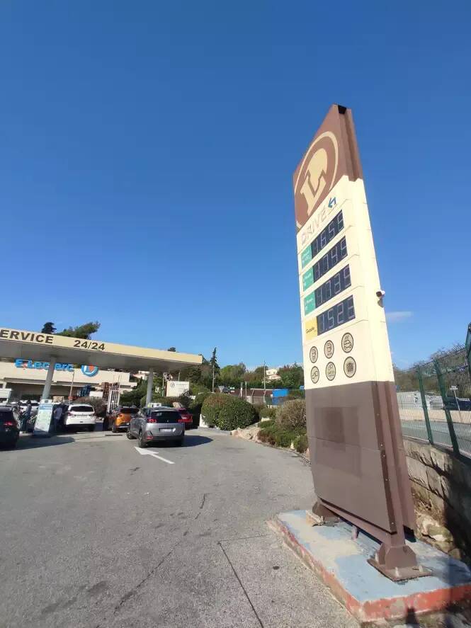 "C'est de l'eau dans le gasoil": après avoir fait le plein dans cette station de la Côte d'Azur, sa voiture est tombée en panne