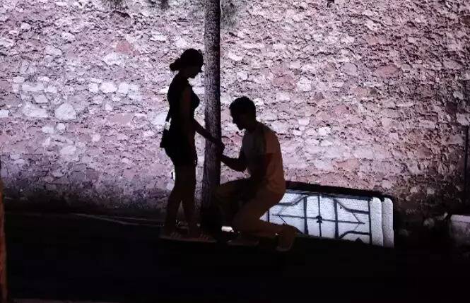 Et si c'était vous sur ce cliché? Un touriste allemand cherche les amoureux qu'il a pris en photo à Cannes cet été