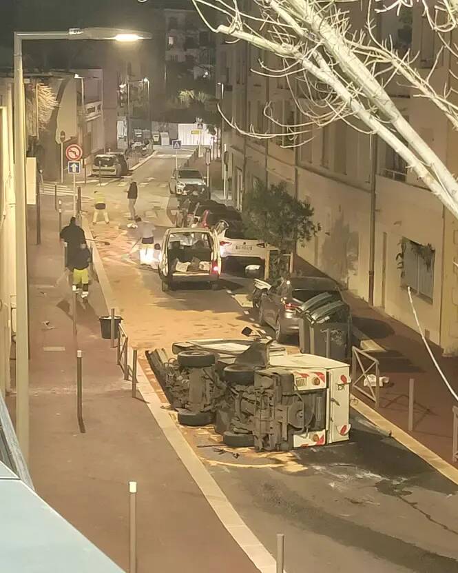 Un véhicule de nettoyage municipal se renverse à Antibes, sans blessé a priori
