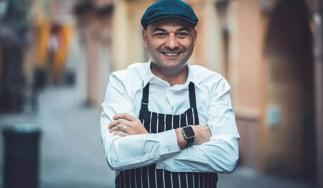 Les proches de John, gérant du Petit Bar sur le Rocher, donne des nouvelles rassurantes sur son état de santé