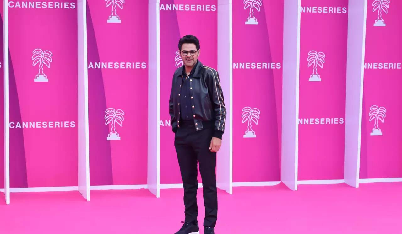En balade dans Paris, Jamel Debbouze filme et aide un pêcheur aux prises avec un énorme silure depuis les quais de Seine