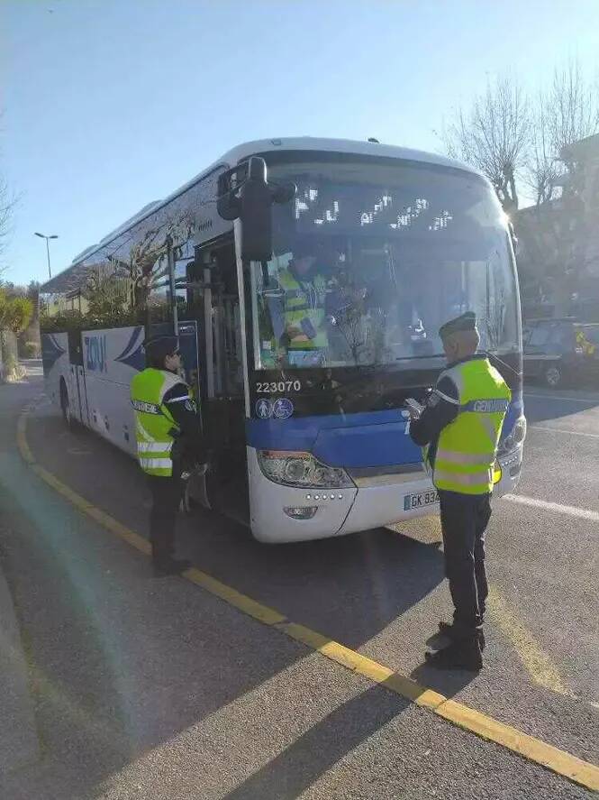 Drogue et alcool au volant: les gendarmes contrôlent 21 bus à Châteauneuf-Grasse et verbalisent... un passager