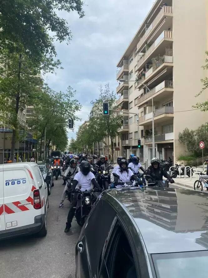 "Très touchés par la présence de gens qui ne connaissaient pas Alexandre": un cortège de motards a rendu hommage au jeune de 22 ans mort dans un accident de la route à Nice