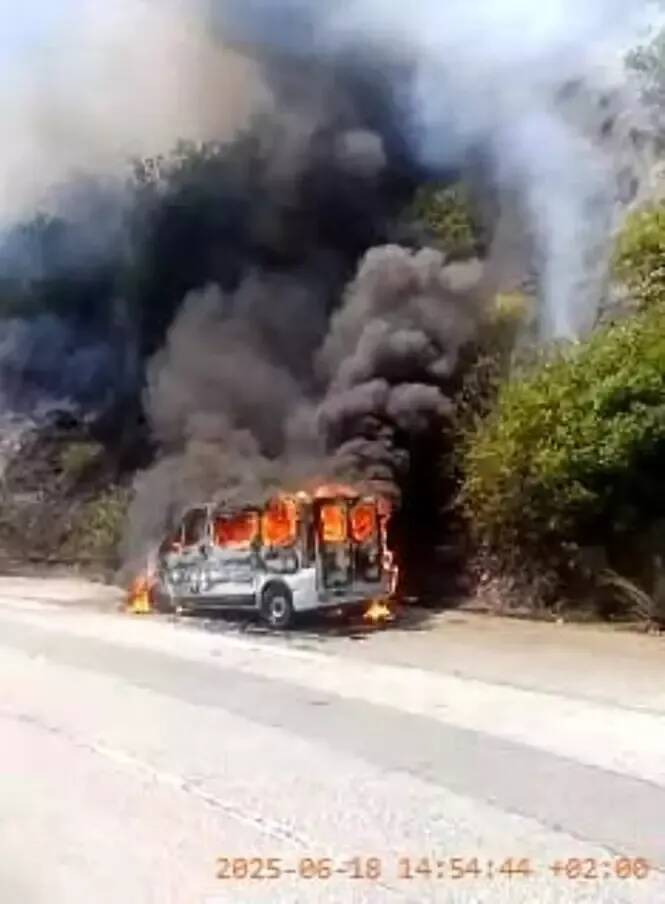 Cinq Canadairs et près de 40 pompiers... De gros moyens déployés pour un feu de voiture qui s'est propagé à la végétation dans l'arrière pays de Nice