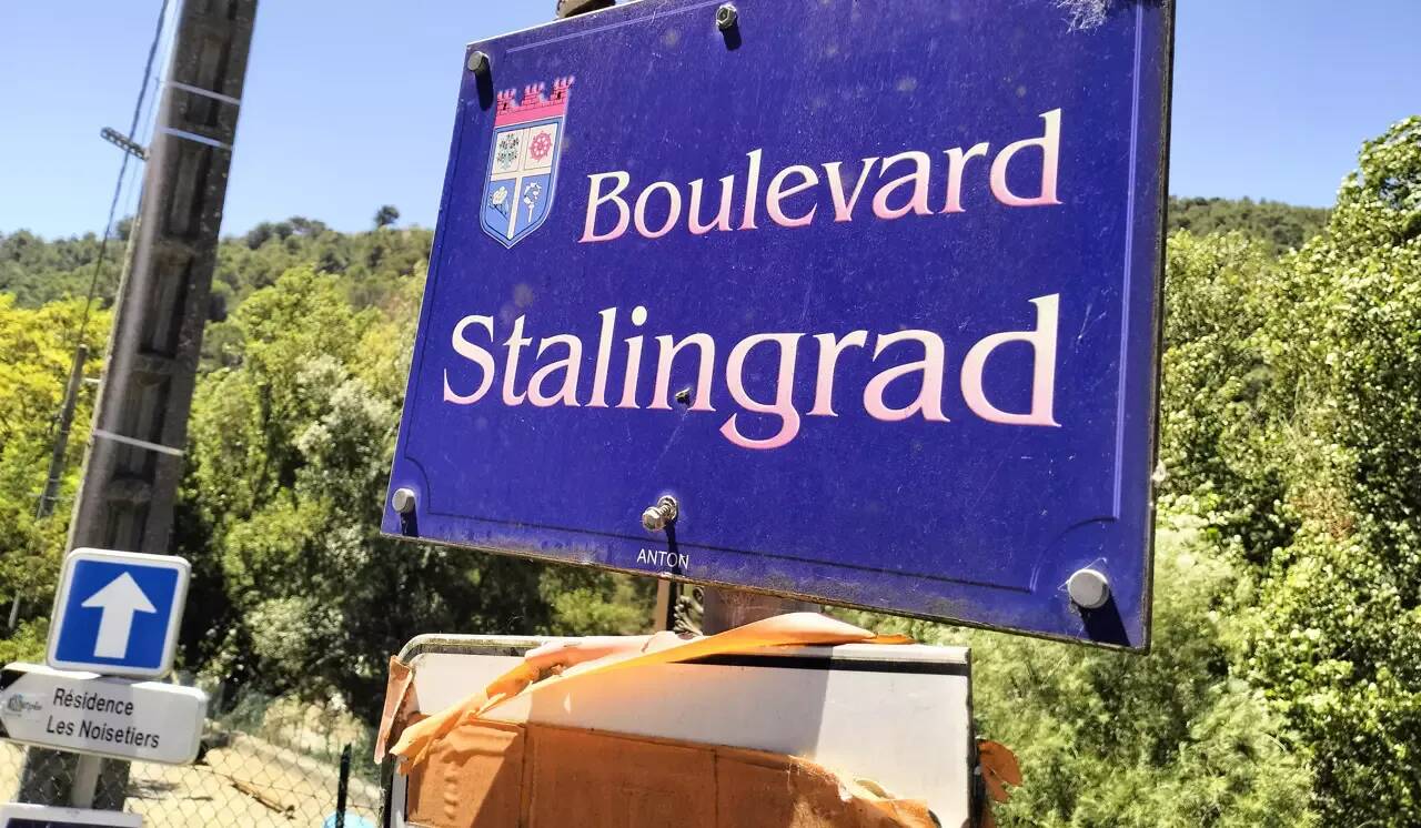 "Une tentative de réécrire l'Histoire": la Russie réagit au changement du nom du boulevard Stalingrad à Drap