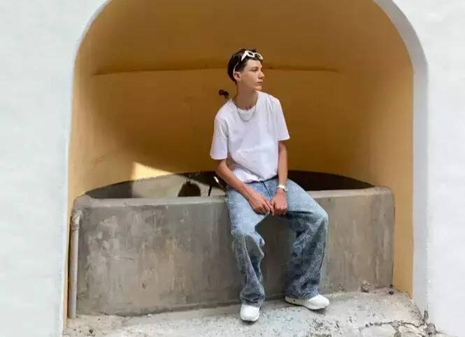 À 15 ans, il crée des robes et organise son premier défilé de mode à Saorge