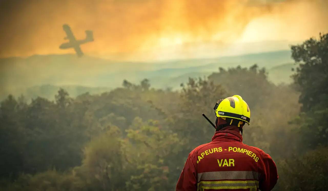 "Empêcher une réactivation du feu": le site de l'incendie de Pontevès toujours sous surveillance des pompiers