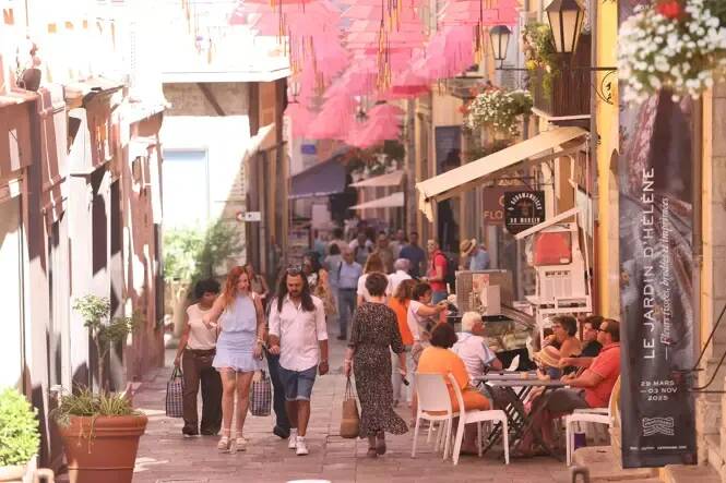 "C'était les Champs-Elysées, ici!": les touristes bien au rendez-vous de l'été à Grasse