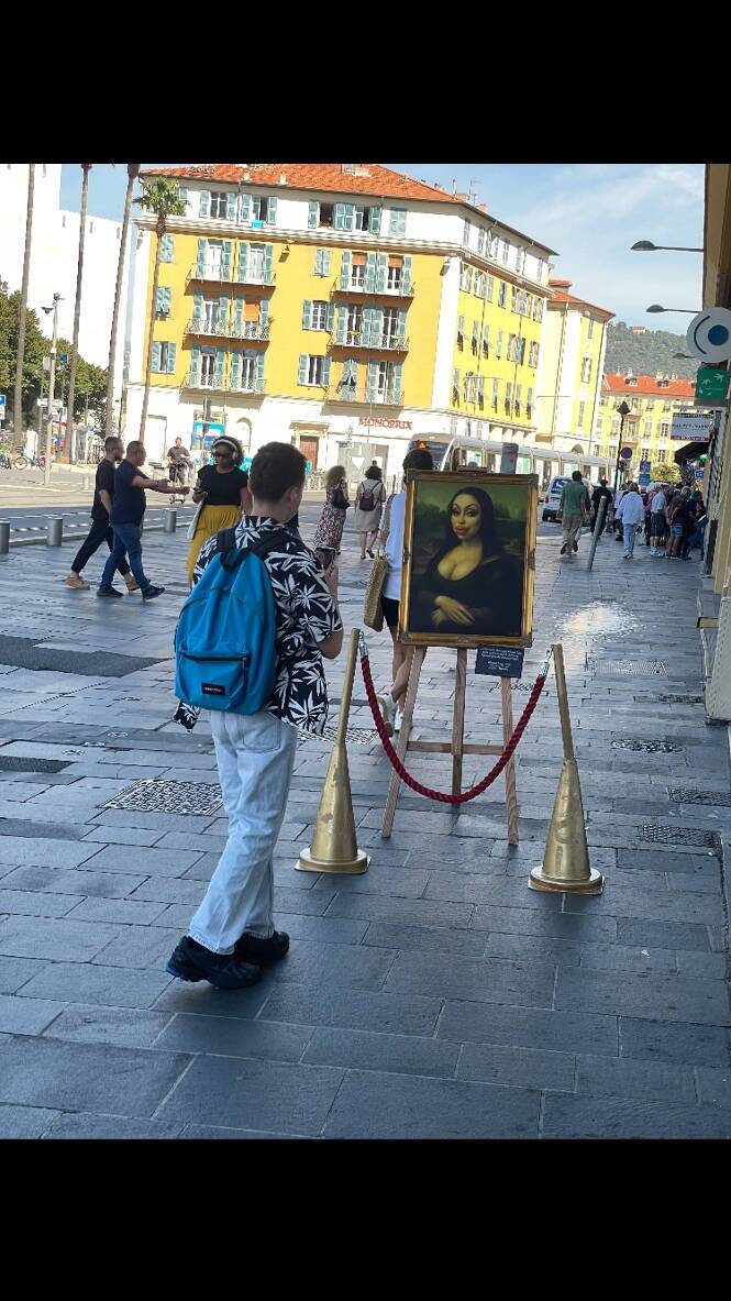«Elle n'a plus de mystère, mais elle a des abonnés»: le street artist Toolate expose sa dernière oeuvre « Plastic Lisa » dans le centre-ville de Nice