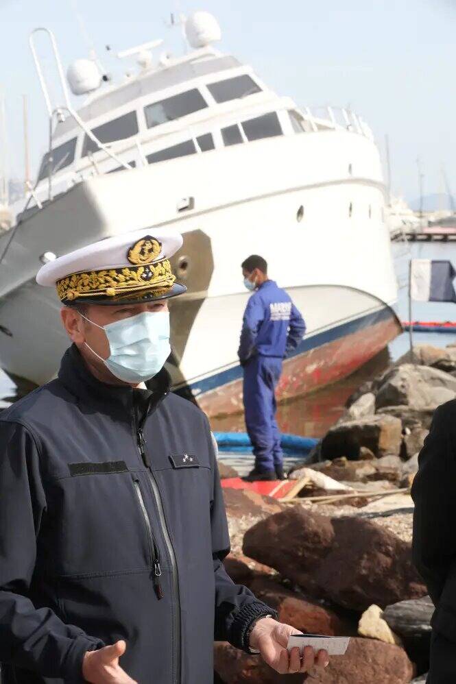 Un yacht échoué depuis deux ans à Saint-Tropez va être enlevé... La chasse aux épaves est ouverte