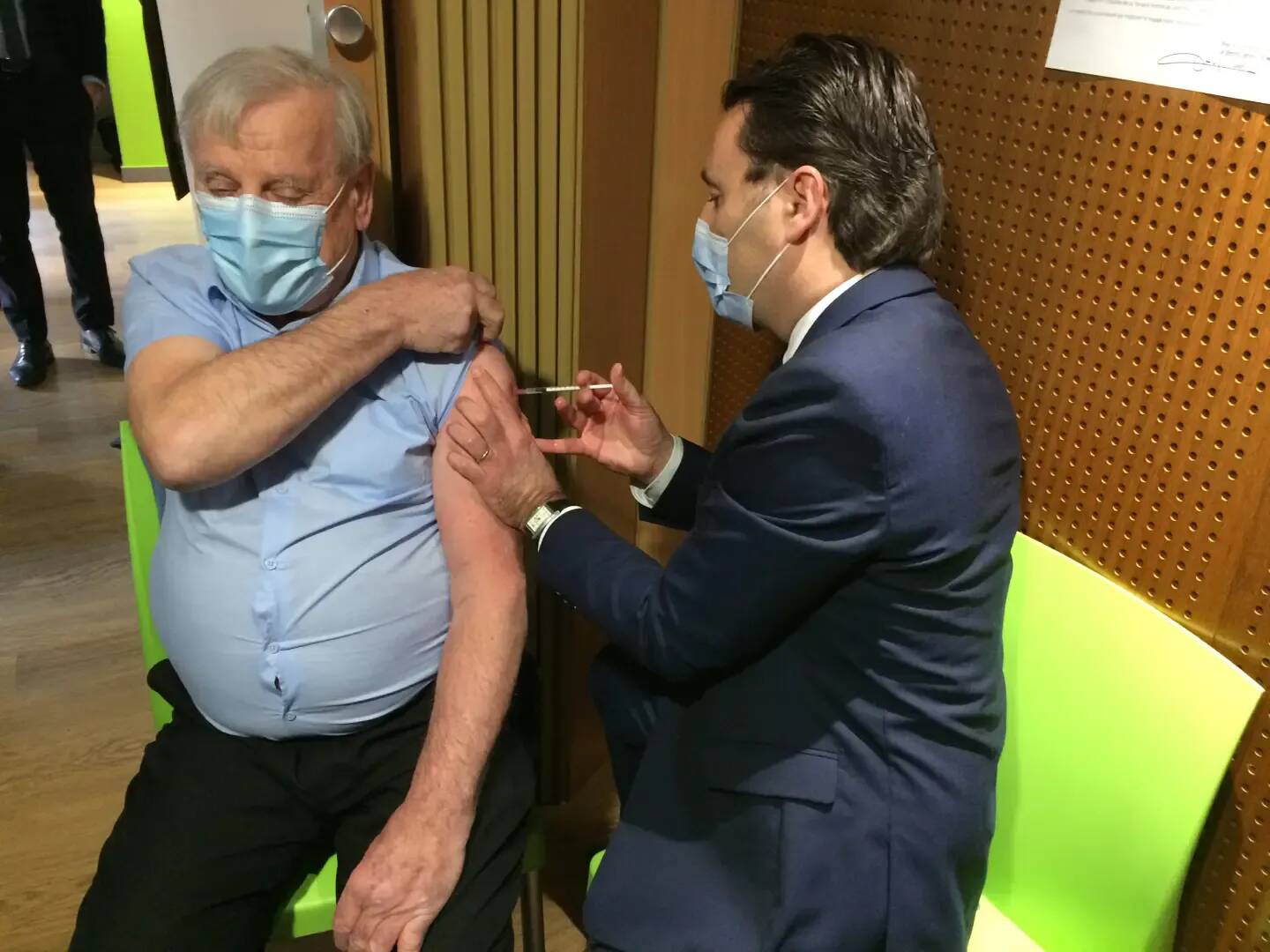 Le pass sanitaire sera-t-il invalidé pour les plus de 65 ans dès le 15 décembre en l'absence de 3e dose même si leur deuxième injection date de moins de 6 mois?