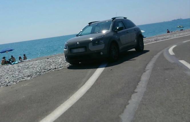 On a testé la piste cyclable du bord de mer entre Antibes et Villeneuve-Loubet sur un vélo en libre-service