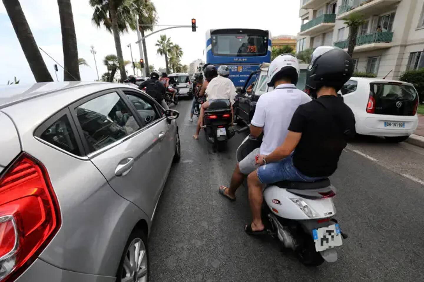 Sur la Prom’ à Nice, la pratique de la circulation entre les files permet de s’affranchir des embouteillages.