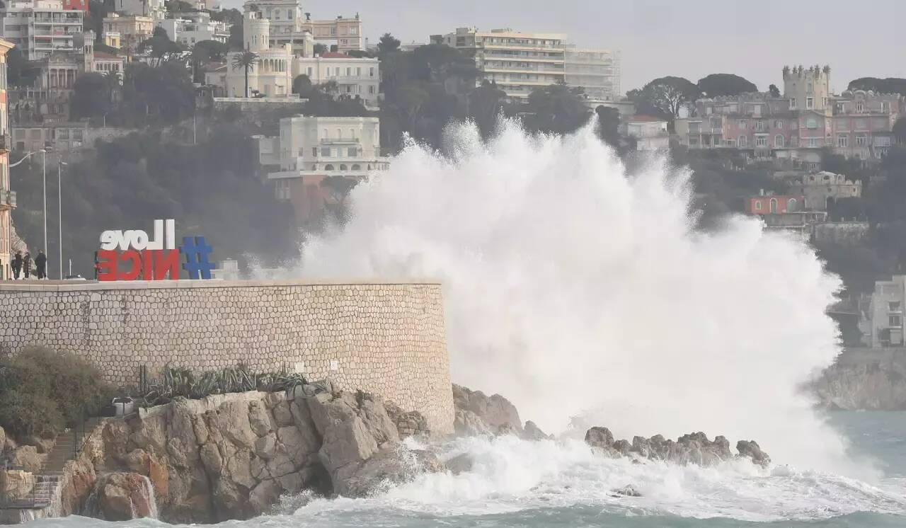 Episode de houle et de vagues dangereuses sur la Côte d'Azur, la baignade fortement déconseillée
