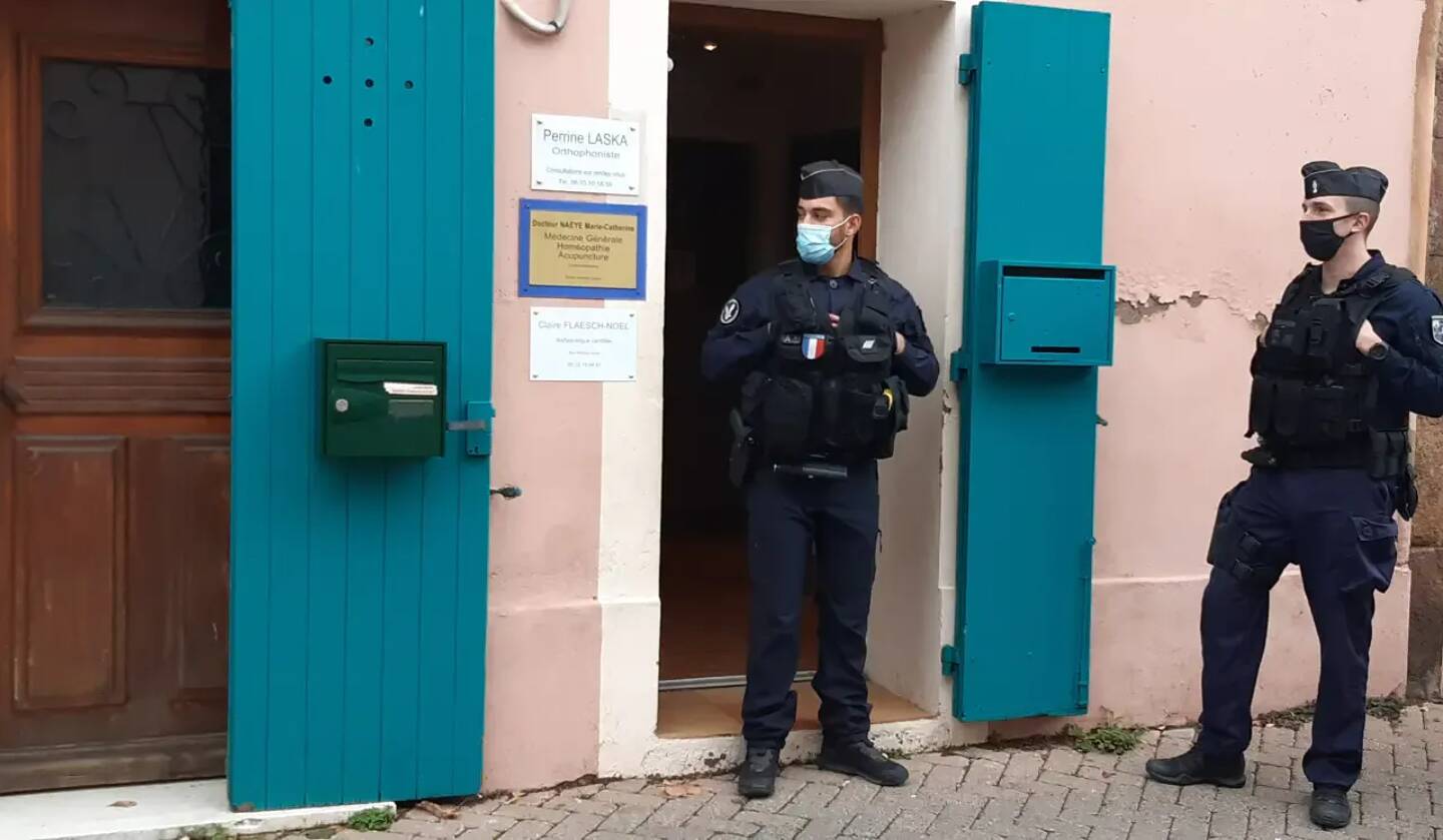 Les gendarmes postés devant le cabinet du docteur Naye lors de sa perquisition le 26 novembre. 