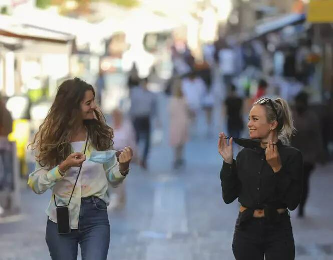 Covid-19: est-ce le bon moment pour tomber le masque? Un médecin répond