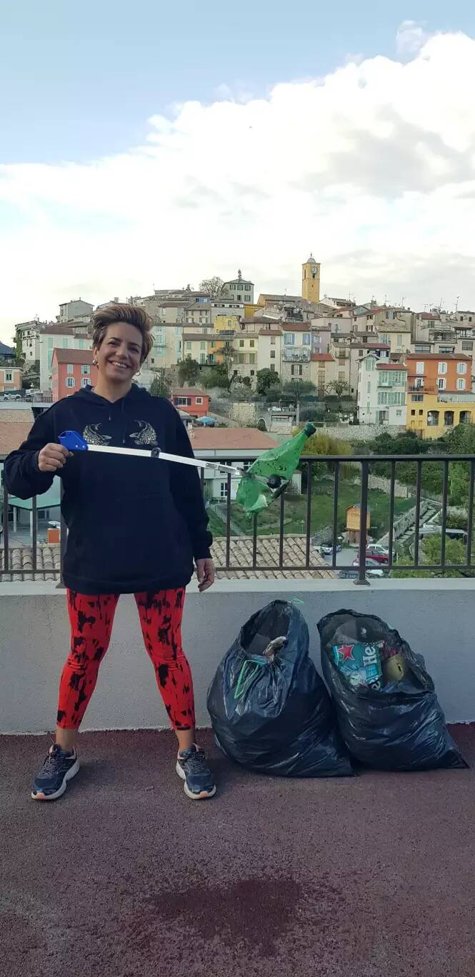 Mégots, canettes, emballages plastiques... Avec sa pince, elle traque les déchets dans les rues de Gattières