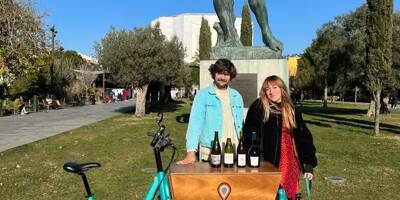Sur son triporteur électrique, ce couple livre des vins naturels à domicile à Nice