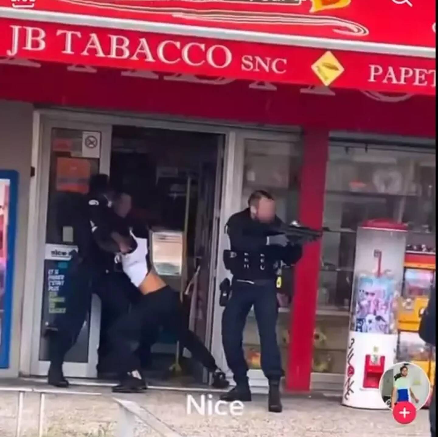 Un policier tient en respect les badauds tentés, tandis que ses collègues entraînent le suspect à l’intérieur du tabac.
