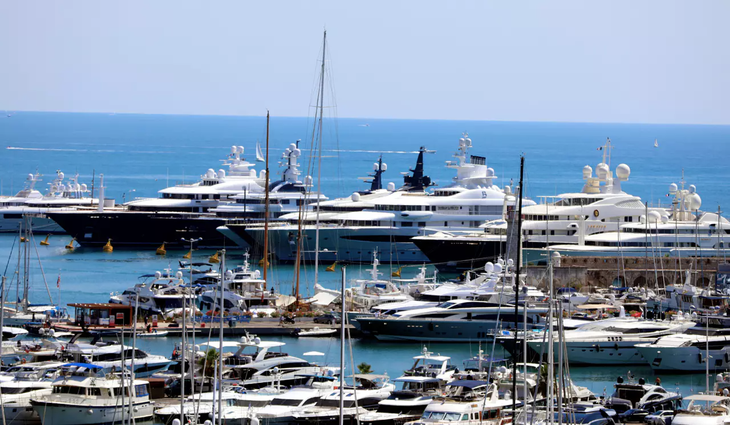 À Antibes, le quai des Milliardaires accueille certains des plus beaux yachts du monde. 