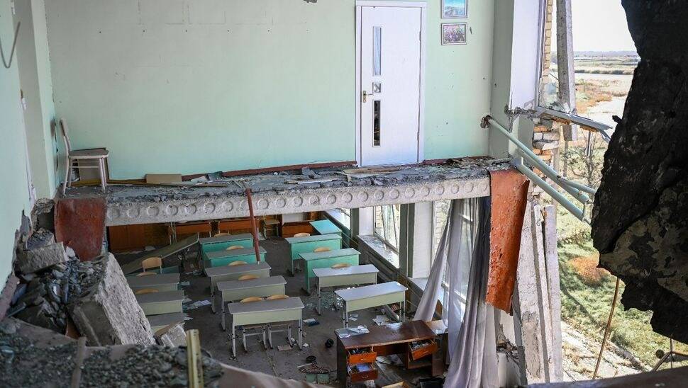 Dans ce village ukrainien en ruines, le salon d'un enseignant est devenu une école de fortune