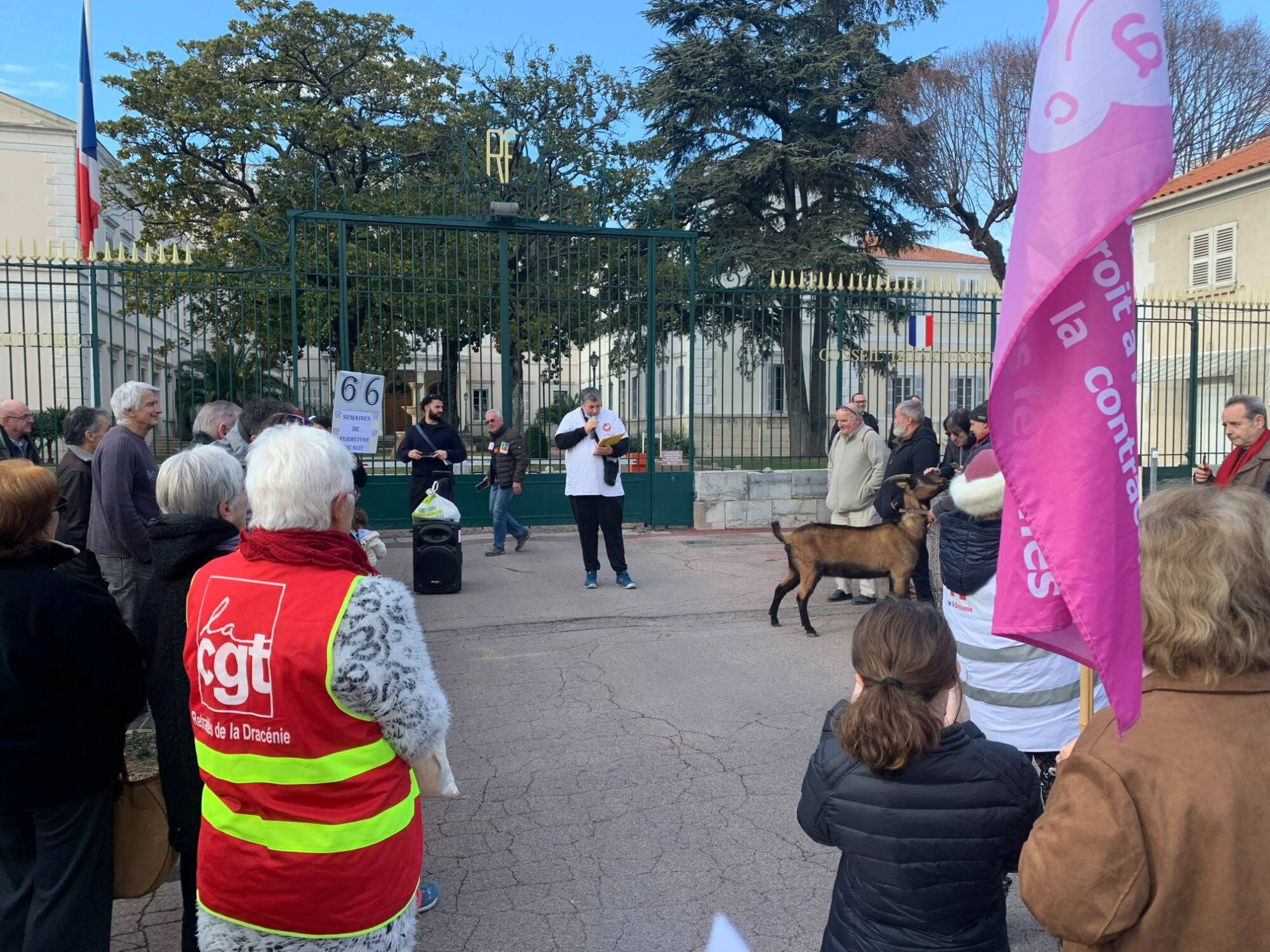 "Maintenant ça suffit!": face à la fermeture des urgences, une soixantaine de personnes crient leur ras-le-bol à Draguignan