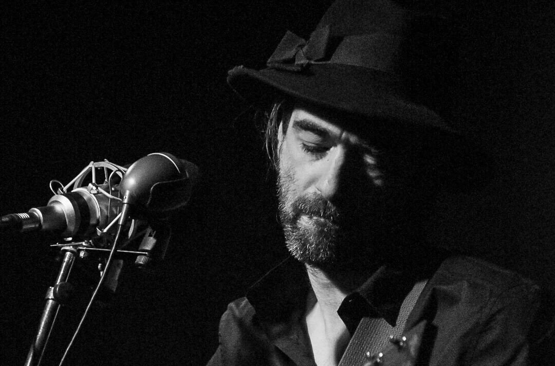 Découvrez l'univers du chanteur Mô'ti Tëi en version trio, ce jeudi soir sur la scène du Bus, à Draguignan