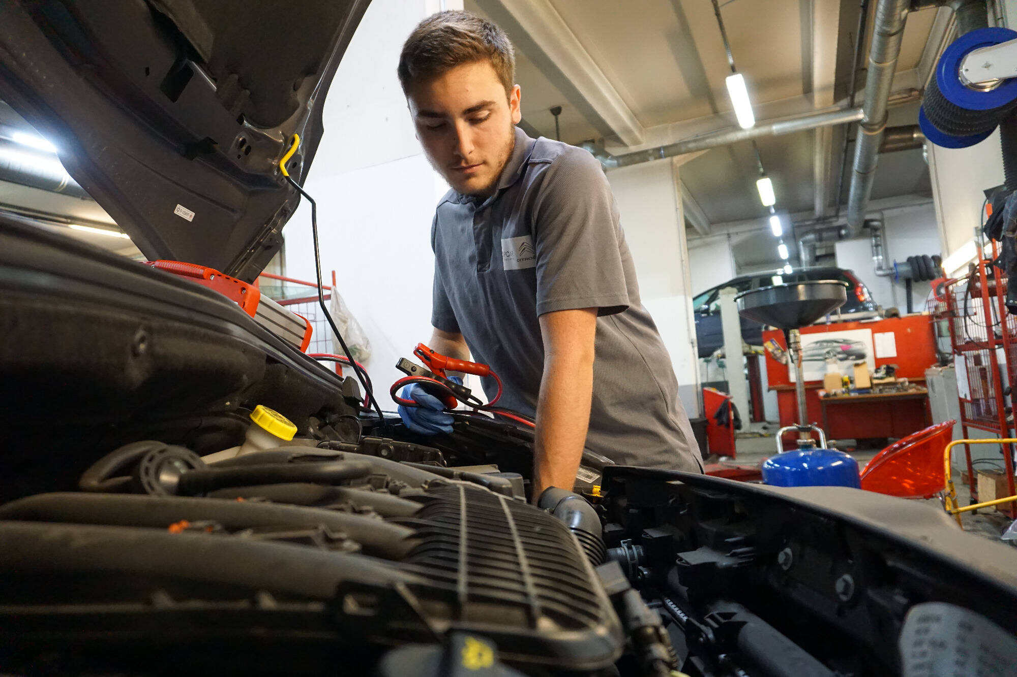 Ils ont choisi un métier qui embauche. Thibault, 20 ans, mécanicien: "Je suis naturellement manuel"