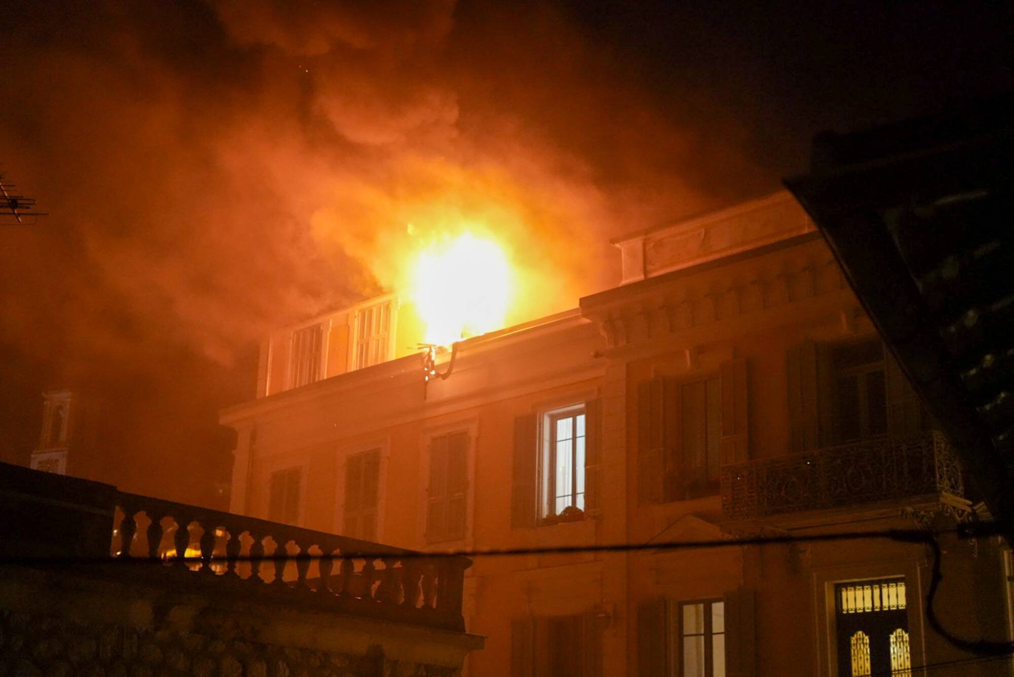 Un spectaculaire feu d'appartement à Nice mobilise 24 sapeurs-pompiers ce dimanche soir