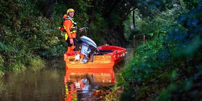 Bloquées sur le toit de leur voiture, deux personnes évacuées d'une route inondée à Roquebrune-sur-Argens