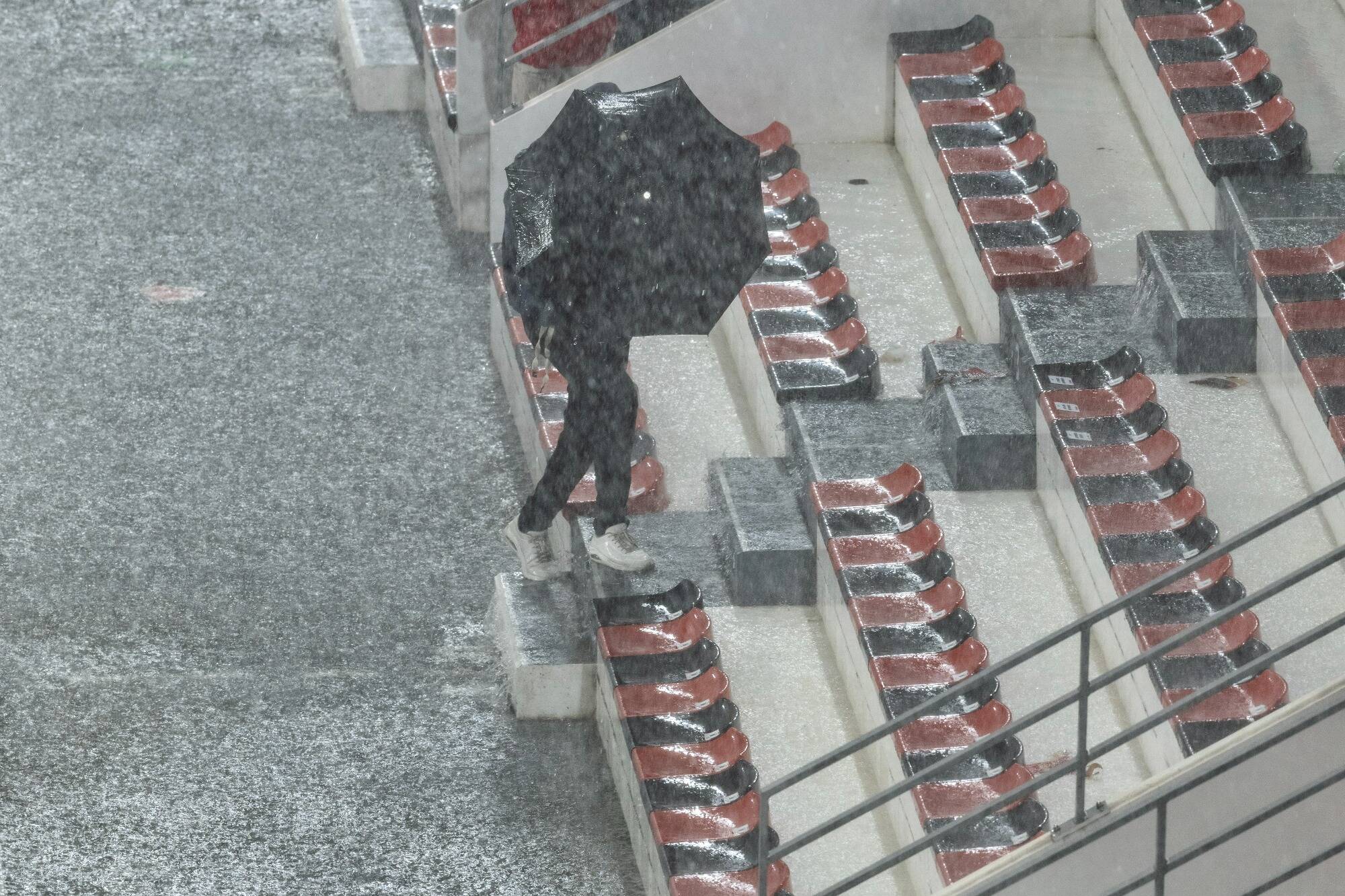 "Un phénomène d'une intensité inattendue": le préfet du Var s'explique après le report tardif du match RCT-La Rochelle en pleine vigilance orange