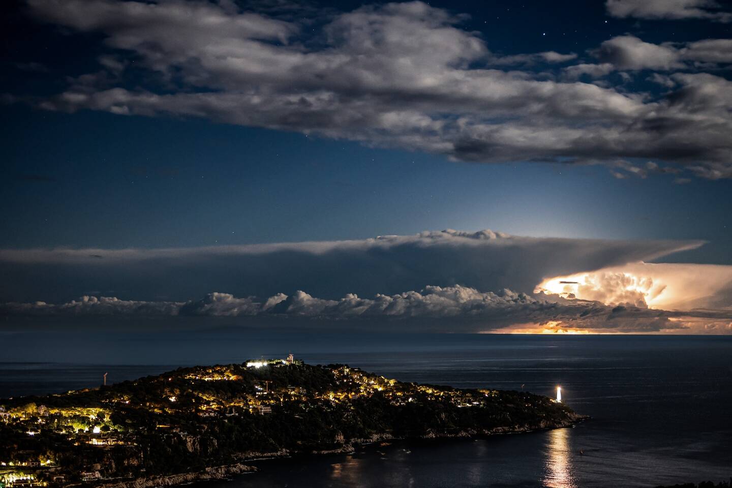 L'orage, capturé entre Nice et la Corse, dans la nuit du 23 au 24 avril.