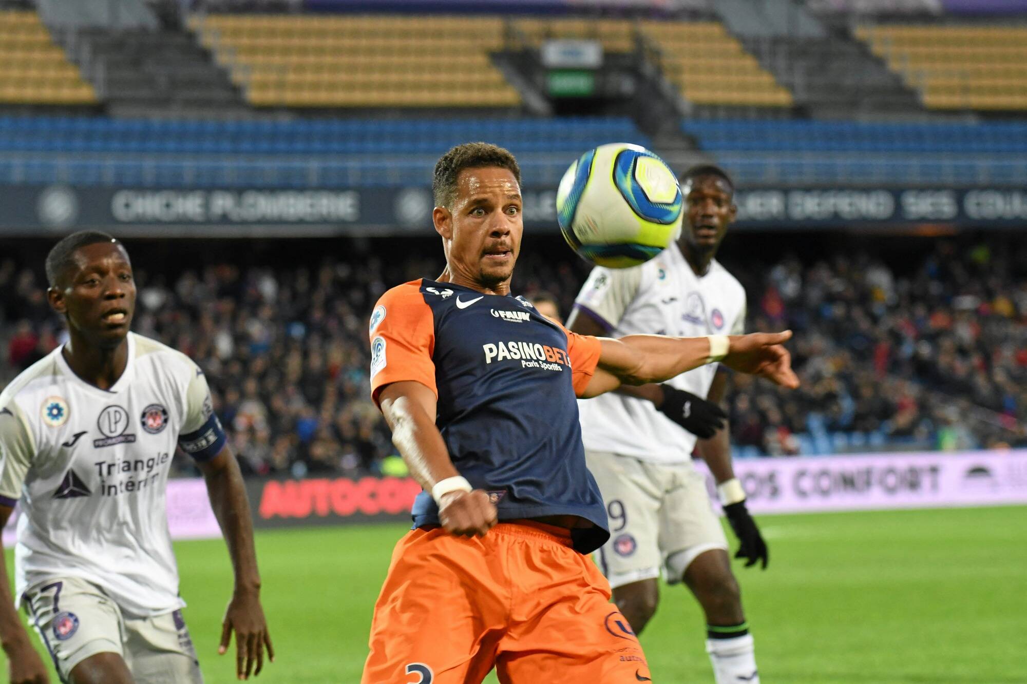 Un ancien joueur de foot français blessé à l'arme blanche et retrouvé inconscient chez lui, voici ce que l'on sait