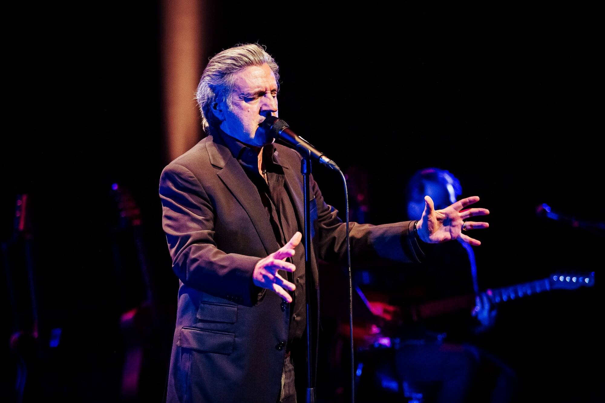 Entre chanson et poésie, Daniel Auteuil dévoile une nouvelle facette de son talent à Anthéa